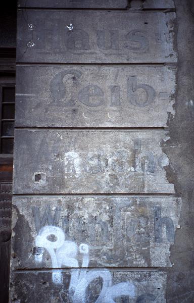 Berlin-Prenzlauer Berg, Greifenhagener Str. 45, 7.3.1997 (1).jpg - Haus-, Leib-Wäsche Wünsch